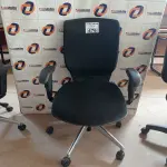 LOTE 476 - 01 CADEIRA DE ESCRITÓRIO COM BASE GIRATÓRIA CROMADA. (NO ESTADO, LEILÃO NÃO TEM GARANTIA E NEM DEVOLUÇÃO, SUJEITO A POSSÍVEIS AVARIAS VISÍVEIS/OCULTAS E/OU AUSÊNCIA DE COMPONENTES).