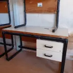 LOTE 435 - 02 MESAS COM ESTRUTURA EM FERRO FUNDIDO TAMPO EM MADEIRA SENDO 01 SEM GAVETAS E 01 MESINHA EM MADEIRA. (NO ESTADO, LEILÃO NÃO TEM GARANTIA E NEM DEVOLUÇÃO, SUJEITO A POSSÍVEIS AVARIAS VISÍVEIS/OCULTAS E/OU AUSÊNCIA DE COMPONENTES).