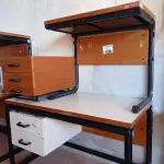 LOTE 436 - 02 MESAS COM ESTRUTURA EM FERRO FUNDIDO TAMPO EM MADEIRA SENDO 01 SEM GAVETAS E 01 GAVETEIRO COM 03 GAVETAS. (NO ESTADO, LEILÃO NÃO TEM GARANTIA E NEM DEVOLUÇÃO, SUJEITO A POSSÍVEIS AVARIAS VISÍVEIS/OCULTAS E/OU AUSÊNCIA DE COMPONENTES).