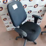 LOTE 469 - 01 CADEIRA DE ESCRITÓRIO COM BASE GIRATÓRIA. (NO ESTADO, LEILÃO NÃO TEM GARANTIA E NEM DEVOLUÇÃO, SUJEITO A POSSÍVEIS AVARIAS VISÍVEIS/OCULTAS E/OU AUSÊNCIA DE COMPONENTES).