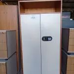 LOTE 413 - 01 ARMÁRIO EM MADEIRA 02 PORTAS. (NO ESTADO, LEILÃO NÃO TEM GARANTIA E NEM DEVOLUÇÃO, SUJEITO A POSSÍVEIS AVARIAS VISÍVEIS/OCULTAS E/OU AUSÊNCIA DE COMPONENTES).