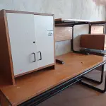 LOTE 437 - 02 MESAS COM ESTRUTURA EM FERRO FUNDIDO TAMPO EM MADEIRA E 01 ARMÁRIO EM MADEIRA COM 02 PORTAS. (NO ESTADO, LEILÃO NÃO TEM GARANTIA E NEM DEVOLUÇÃO, SUJEITO A POSSÍVEIS AVARIAS VISÍVEIS/OCULTAS E/OU AUSÊNCIA DE COMPONENTES).