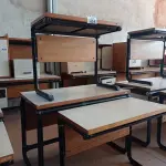 LOTE 454 - 03 MESAS COM ESTRUTURA EM FERRO FUNDIDO TAMPO EM MADEIRA SENDO 02 SEM GAVETAS. (NO ESTADO, LEILÃO NÃO TEM GARANTIA E NEM DEVOLUÇÃO, SUJEITO A POSSÍVEIS AVARIAS VISÍVEIS/OCULTAS E/OU AUSÊNCIA DE COMPONENTES).