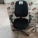 LOTE 480 - 01 CADEIRA DE ESCRITÓRIO COM BASE GIRATÓRIA. (NO ESTADO, LEILÃO NÃO TEM GARANTIA E NEM DEVOLUÇÃO, SUJEITO A POSSÍVEIS AVARIAS VISÍVEIS/OCULTAS E/OU AUSÊNCIA DE COMPONENTES).