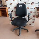 LOTE 466 - 01 CADEIRA DE ESCRITÓRIO COM BASE GIRATÓRIA. (NO ESTADO, LEILÃO NÃO TEM GARANTIA E NEM DEVOLUÇÃO, SUJEITO A POSSÍVEIS AVARIAS VISÍVEIS/OCULTAS E/OU AUSÊNCIA DE COMPONENTES).
