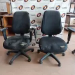 LOTE 465 - 02 CADEIRAS DE ESCRITÓRIO COM BASE GIRATÓRIA. (NO ESTADO, LEILÃO NÃO TEM GARANTIA E NEM DEVOLUÇÃO, SUJEITO A POSSÍVEIS AVARIAS VISÍVEIS/OCULTAS E/OU AUSÊNCIA DE COMPONENTES).
