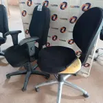 LOTE 482 - 02 CADEIRAS DE ESCRITÓRIO COM BASE GIRATÓRIA. (NO ESTADO, LEILÃO NÃO TEM GARANTIA E NEM DEVOLUÇÃO, SUJEITO A POSSÍVEIS AVARIAS VISÍVEIS/OCULTAS E/OU AUSÊNCIA DE COMPONENTES).