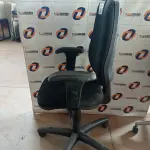 LOTE 480 - 01 CADEIRA DE ESCRITÓRIO COM BASE GIRATÓRIA. (NO ESTADO, LEILÃO NÃO TEM GARANTIA E NEM DEVOLUÇÃO, SUJEITO A POSSÍVEIS AVARIAS VISÍVEIS/OCULTAS E/OU AUSÊNCIA DE COMPONENTES).