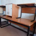 LOTE 437 - 02 MESAS COM ESTRUTURA EM FERRO FUNDIDO TAMPO EM MADEIRA E 01 ARMÁRIO EM MADEIRA COM 02 PORTAS. (NO ESTADO, LEILÃO NÃO TEM GARANTIA E NEM DEVOLUÇÃO, SUJEITO A POSSÍVEIS AVARIAS VISÍVEIS/OCULTAS E/OU AUSÊNCIA DE COMPONENTES).