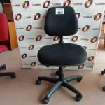 LOTE 463 - 01 CADEIRA DE ESCRITÓRIO COM BASE GIRATÓRIA. (NO ESTADO, LEILÃO NÃO TEM GARANTIA E NEM DEVOLUÇÃO, SUJEITO A POSSÍVEIS AVARIAS VISÍVEIS/OCULTAS E/OU AUSÊNCIA DE COMPONENTES).