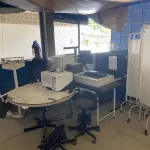 LOTE 598 -  MESA PARA COMPUTADOR + MESA C/ 3 GAVETAS + 4 MESAS REDONDA PARA REUNIÃO + 2 MOCHOS MECANICOS + NEGATOSCOPIO + MESA CLÍNICA + MICROSYSTEM + ARMARIO PARA CHAVES + SUBWOFFER 2.1 10W RMS + TELEVISOR LCD 32 + APARELHO PARA PROFILAXIA + AUTOCLAVE AHMC-5 + CONEXAO DE MESA + BLU RAY + BALANCA DIGITAL + MINI-INCUBADORA + SWITCH 8 PORTAS + 2 CORTINAS FISIOTERAPIA + MÁQUINA DE ESCREVER ELÉTRICA + ESTERILIZAÇÃO DE AR + BALANÇA ANTROPOMÉTRICA + CADEIRA DE MASSAGEM + MICROONDAS. (UNIDADE: B-028 - JOÃO PESSOA/PB - LOCAL DE RETIRADA: RUA CORONEL JOÃO COSTA E SILVA, Nº 201, ERNANI SÁTIRO - JOÃO PESSOA/PB – CEP: 58.080-410)