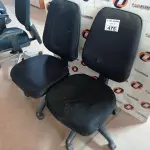 LOTE 475 - 02 CADEIRAS DE ESCRITÓRIO COM BASE GIRATÓRIA. (NO ESTADO, LEILÃO NÃO TEM GARANTIA E NEM DEVOLUÇÃO, SUJEITO A POSSÍVEIS AVARIAS VISÍVEIS/OCULTAS E/OU AUSÊNCIA DE COMPONENTES).