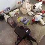LOTE 107 - 01 CAIXA DE SOM BLUETOOTH, 01 ASPIRADOR DE PÓ 12V, 01 MASSAGEADOR, 01 CARREGADOR DE MESA, 01 ETIQUETADOR, 01 SECADOR DE CABELOS, 01 SOPRADOR E 01 SENSOR FOTOCÉLULA. (NO ESTADO, LEILÃO NÃO TEM GARANTIA E NEM DEVOLUÇÃO, SUJEITO A POSSÍVEIS AVARIAS VISÍVEIS/OCULTAS E/OU AUSÊNCIA DE COMPONENTES).