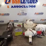 LOTE 107 - 01 CAIXA DE SOM BLUETOOTH, 01 ASPIRADOR DE PÓ 12V, 01 MASSAGEADOR, 01 CARREGADOR DE MESA, 01 ETIQUETADOR, 01 SECADOR DE CABELOS, 01 SOPRADOR E 01 SENSOR FOTOCÉLULA. (NO ESTADO, LEILÃO NÃO TEM GARANTIA E NEM DEVOLUÇÃO, SUJEITO A POSSÍVEIS AVARIAS VISÍVEIS/OCULTAS E/OU AUSÊNCIA DE COMPONENTES).