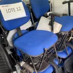 LOTE 634 - 10 CADEIRAS UNIVERSATRIA COM PRANCHETA C/ SUPORTE P/ LIVROS AZUL ROYALI. (UNIDADE: DN 164 - SANTO ANTÔNIO DA PLATINA/PR - LOCAL DE RETIRADA: RODOVIA BR-153 - KM 41, Nº 970 –  SANTO ANTÔNIO DA PLATINA/PR - CEP: 86.430-000)