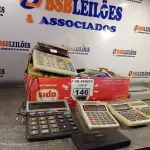 LOTE 146 - 01 LOTE COM VÁRIAS BOBINAS DE PAPEL E CALCULADORAS MARCAS E MODELOS DIVERSOS. (NO ESTADO, LEILÃO NÃO TEM GARANTIA E NEM DEVOLUÇÃO, SUJEITO A POSSÍVEIS AVARIAS VISÍVEIS/OCULTAS E/OU AUSÊNCIA DE COMPONENTES).
