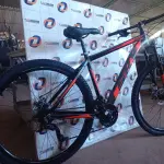 LOTE 100 - 01 BICICLETA ARO 29, COR LARANJADA COM PRETO, NANO 24V SKY TRAZ 24 MARCHAS COM SISTEMA CASSETE MICROSHIFT E FREIOS HIDRÁULICOS. QUADRO SKY EM ALUMÍNIO 6061 NANO; SUSPENSÃO HEILAND AHEADSET 100MM;ALAVANCA MICROSHIFT  3 X 8 VELOCIDADES; PEDIVELA SHIFT TECH 42/32/22; MOVIMENTO CENTRAL ROLAMENTADO; CÂMBIO DIANTEIRO MICROSHIFT 3V  7/8 X 3V 42/32/22 ;CAMBIO TRASEIRO MICROSHIFT 8V COM CAGE LONGO RDM26L;CASSETE MICROSHIFT 8 VELOCIDADES COM RELAÇÃO 11-34 DENTES; CORRENTE YBN INDEX 1/2 X 3/32 116L; CUBOS SHIFT TECH CASSETTE COM BLOCAGENS 36 FUROS; DISCOS 160MM;FREIO A DISCO ALHONGA LANCER PAVOLUTION; GUIDÃO HEILAND EM ALUMÍNIO 31.8MM; SUPORTE DE GUIDÃO HEILAND ALUMÍNIO 31.8MM; PNEUS SWALLOW 29 X 2.10; SELIM SKY MTB; CANOTE DE SELIM HEILAND 27.2MM; AROS DUPLOS WLK 29 36 FUROS; PEDAL PLATAFORMA HEILAND NYLON.(NOVA) (NO ESTADO)