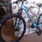 LOTE 200 - 01 BICICLETA ARO 29, COR AZUL CLARO COM PRETO, NANO 24V SKY TRAZ 24 MARCHAS COM SISTEMA CASSETE MICROSHIFT E FREIOS HIDRÁULICOS. QUADRO SKY EM ALUMÍNIO 6061 NANO; SUSPENSÃO HEILAND AHEADSET 100MM;ALAVANCA MICROSHIFT  3 X 8 VELOCIDADES; PEDIVELA SHIFT TECH 42/32/22; MOVIMENTO CENTRAL ROLAMENTADO; CÂMBIO DIANTEIRO MICROSHIFT 3V  7/8 X 3V 42/32/22 ;CAMBIO TRASEIRO MICROSHIFT 8V COM CAGE LONGO RDM26L;CASSETE MICROSHIFT 8 VELOCIDADES COM RELAÇÃO 11-34 DENTES; CORRENTE YBN INDEX 1/2 X 3/32 116L; CUBOS SHIFT TECH CASSETTE COM BLOCAGENS 36 FUROS; DISCOS 160MM;FREIO A DISCO ALHONGA LANCER PAVOLUTION; GUIDÃO HEILAND EM ALUMÍNIO 31.8MM; SUPORTE DE GUIDÃO HEILAND ALUMÍNIO 31.8MM; PNEUS SWALLOW 29 X 2.10; SELIM SKY MTB; CANOTE DE SELIM HEILAND 27.2MM; AROS DUPLOS WLK 29 36 FUROS; PEDAL PLATAFORMA HEILAND NYLON.(NOVA) (NO ESTADO)