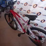 LOTE 300 - 01 BICICLETA ARO 29, COR VERMELHO COM PRETO, NANO 24V SKY TRAZ 24 MARCHAS COM SISTEMA CASSETE MICROSHIFT E FREIOS HIDRÁULICOS. QUADRO SKY EM ALUMÍNIO 6061 NANO; SUSPENSÃO HEILAND AHEADSET 100MM;ALAVANCA MICROSHIFT  3 X 8 VELOCIDADES; PEDIVELA SHIFT TECH 42/32/22; MOVIMENTO CENTRAL ROLAMENTADO; CÂMBIO DIANTEIRO MICROSHIFT 3V  7/8 X 3V 42/32/22 ;CAMBIO TRASEIRO MICROSHIFT 8V COM CAGE LONGO RDM26L;CASSETE MICROSHIFT 8 VELOCIDADES COM RELAÇÃO 11-34 DENTES; CORRENTE YBN INDEX 1/2 X 3/32 116L; CUBOS SHIFT TECH CASSETTE COM BLOCAGENS 36 FUROS; DISCOS 160MM;FREIO A DISCO ALHONGA LANCER PAVOLUTION; GUIDÃO HEILAND EM ALUMÍNIO 31.8MM; SUPORTE DE GUIDÃO HEILAND ALUMÍNIO 31.8MM; PNEUS SWALLOW 29 X 2.10; SELIM SKY MTB; CANOTE DE SELIM HEILAND 27.2MM; AROS DUPLOS WLK 29 36 FUROS; PEDAL PLATAFORMA HEILAND NYLON.(NOVA) (NO ESTADO)