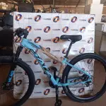 LOTE 200 - 01 BICICLETA ARO 29, COR AZUL CLARO COM PRETO, NANO 24V SKY TRAZ 24 MARCHAS COM SISTEMA CASSETE MICROSHIFT E FREIOS HIDRÁULICOS. QUADRO SKY EM ALUMÍNIO 6061 NANO; SUSPENSÃO HEILAND AHEADSET 100MM;ALAVANCA MICROSHIFT  3 X 8 VELOCIDADES; PEDIVELA SHIFT TECH 42/32/22; MOVIMENTO CENTRAL ROLAMENTADO; CÂMBIO DIANTEIRO MICROSHIFT 3V  7/8 X 3V 42/32/22 ;CAMBIO TRASEIRO MICROSHIFT 8V COM CAGE LONGO RDM26L;CASSETE MICROSHIFT 8 VELOCIDADES COM RELAÇÃO 11-34 DENTES; CORRENTE YBN INDEX 1/2 X 3/32 116L; CUBOS SHIFT TECH CASSETTE COM BLOCAGENS 36 FUROS; DISCOS 160MM;FREIO A DISCO ALHONGA LANCER PAVOLUTION; GUIDÃO HEILAND EM ALUMÍNIO 31.8MM; SUPORTE DE GUIDÃO HEILAND ALUMÍNIO 31.8MM; PNEUS SWALLOW 29 X 2.10; SELIM SKY MTB; CANOTE DE SELIM HEILAND 27.2MM; AROS DUPLOS WLK 29 36 FUROS; PEDAL PLATAFORMA HEILAND NYLON.(NOVA) (NO ESTADO)