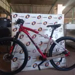 LOTE 300 - 01 BICICLETA ARO 29, COR VERMELHO COM PRETO, NANO 24V SKY TRAZ 24 MARCHAS COM SISTEMA CASSETE MICROSHIFT E FREIOS HIDRÁULICOS. QUADRO SKY EM ALUMÍNIO 6061 NANO; SUSPENSÃO HEILAND AHEADSET 100MM;ALAVANCA MICROSHIFT  3 X 8 VELOCIDADES; PEDIVELA SHIFT TECH 42/32/22; MOVIMENTO CENTRAL ROLAMENTADO; CÂMBIO DIANTEIRO MICROSHIFT 3V  7/8 X 3V 42/32/22 ;CAMBIO TRASEIRO MICROSHIFT 8V COM CAGE LONGO RDM26L;CASSETE MICROSHIFT 8 VELOCIDADES COM RELAÇÃO 11-34 DENTES; CORRENTE YBN INDEX 1/2 X 3/32 116L; CUBOS SHIFT TECH CASSETTE COM BLOCAGENS 36 FUROS; DISCOS 160MM;FREIO A DISCO ALHONGA LANCER PAVOLUTION; GUIDÃO HEILAND EM ALUMÍNIO 31.8MM; SUPORTE DE GUIDÃO HEILAND ALUMÍNIO 31.8MM; PNEUS SWALLOW 29 X 2.10; SELIM SKY MTB; CANOTE DE SELIM HEILAND 27.2MM; AROS DUPLOS WLK 29 36 FUROS; PEDAL PLATAFORMA HEILAND NYLON.(NOVA) (NO ESTADO)