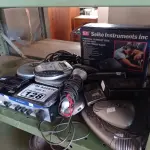 LOTE 128 - 01 APARELHO LINE AMPLIFIER FM TUNER MARCA UNIC MODELO LT 800, 02 MICROFONES, VÁRIOS APARELHOS DE DISCMAN E GRAVA DE VOZ MARCAS E MODELOS DIVERSOS.  (NO ESTADO, LEILÃO NÃO TEM GARANTIA E NEM DEVOLUÇÃO, SUJEITO A POSSÍVEIS AVARIAS VISÍVEIS/OCULTAS E/OU AUSÊNCIA DE COMPONENTES).