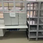 LOTE 644 - GAVETEIRO VOLANTE + ESTANTE + ARMARIO BAIXO 2 PORTAS + MESA ESCRITÓRIO + ESTANTE CINZAI. (UNIDADE: DN 164 - SANTO ANTÔNIO DA PLATINA/PR - LOCAL DE RETIRADA: RODOVIA BR-153 - KM 41, Nº 970 –  SANTO ANTÔNIO DA PLATINA/PR - CEP: 86.430-000)