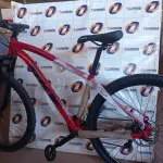 LOTE 300 - 01 BICICLETA ARO 29, COR VERMELHO COM PRETO, NANO 24V SKY TRAZ 24 MARCHAS COM SISTEMA CASSETE MICROSHIFT E FREIOS HIDRÁULICOS. QUADRO SKY EM ALUMÍNIO 6061 NANO; SUSPENSÃO HEILAND AHEADSET 100MM;ALAVANCA MICROSHIFT  3 X 8 VELOCIDADES; PEDIVELA SHIFT TECH 42/32/22; MOVIMENTO CENTRAL ROLAMENTADO; CÂMBIO DIANTEIRO MICROSHIFT 3V  7/8 X 3V 42/32/22 ;CAMBIO TRASEIRO MICROSHIFT 8V COM CAGE LONGO RDM26L;CASSETE MICROSHIFT 8 VELOCIDADES COM RELAÇÃO 11-34 DENTES; CORRENTE YBN INDEX 1/2 X 3/32 116L; CUBOS SHIFT TECH CASSETTE COM BLOCAGENS 36 FUROS; DISCOS 160MM;FREIO A DISCO ALHONGA LANCER PAVOLUTION; GUIDÃO HEILAND EM ALUMÍNIO 31.8MM; SUPORTE DE GUIDÃO HEILAND ALUMÍNIO 31.8MM; PNEUS SWALLOW 29 X 2.10; SELIM SKY MTB; CANOTE DE SELIM HEILAND 27.2MM; AROS DUPLOS WLK 29 36 FUROS; PEDAL PLATAFORMA HEILAND NYLON.(NOVA) (NO ESTADO)