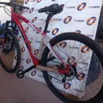 LOTE 300 - 01 BICICLETA ARO 29, COR VERMELHO COM PRETO, NANO 24V SKY TRAZ 24 MARCHAS COM SISTEMA CASSETE MICROSHIFT E FREIOS HIDRÁULICOS. QUADRO SKY EM ALUMÍNIO 6061 NANO; SUSPENSÃO HEILAND AHEADSET 100MM;ALAVANCA MICROSHIFT  3 X 8 VELOCIDADES; PEDIVELA SHIFT TECH 42/32/22; MOVIMENTO CENTRAL ROLAMENTADO; CÂMBIO DIANTEIRO MICROSHIFT 3V  7/8 X 3V 42/32/22 ;CAMBIO TRASEIRO MICROSHIFT 8V COM CAGE LONGO RDM26L;CASSETE MICROSHIFT 8 VELOCIDADES COM RELAÇÃO 11-34 DENTES; CORRENTE YBN INDEX 1/2 X 3/32 116L; CUBOS SHIFT TECH CASSETTE COM BLOCAGENS 36 FUROS; DISCOS 160MM;FREIO A DISCO ALHONGA LANCER PAVOLUTION; GUIDÃO HEILAND EM ALUMÍNIO 31.8MM; SUPORTE DE GUIDÃO HEILAND ALUMÍNIO 31.8MM; PNEUS SWALLOW 29 X 2.10; SELIM SKY MTB; CANOTE DE SELIM HEILAND 27.2MM; AROS DUPLOS WLK 29 36 FUROS; PEDAL PLATAFORMA HEILAND NYLON.(NOVA) (NO ESTADO)