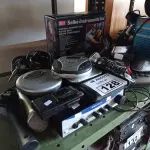 LOTE 128 - 01 APARELHO LINE AMPLIFIER FM TUNER MARCA UNIC MODELO LT 800, 02 MICROFONES, VÁRIOS APARELHOS DE DISCMAN E GRAVA DE VOZ MARCAS E MODELOS DIVERSOS.  (NO ESTADO, LEILÃO NÃO TEM GARANTIA E NEM DEVOLUÇÃO, SUJEITO A POSSÍVEIS AVARIAS VISÍVEIS/OCULTAS E/OU AUSÊNCIA DE COMPONENTES).