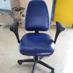 LOTE 502 - POLTRONA GIRATORIA COM RODAS (UNIDADE: B-034 - POUSO ALEGRE/MG LOCAL DE RETIRADA: AVENIDA DOS ALECRINS, 1020 - DISTRITO INDUSTRIAL –  POUSO ALEGRE/MG – CEP: 37.556-839)