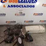LOTE 142 - 01 FRAGMENTADORA DE PAPEL, 01 PISTOLA DE COLA, 01 ANTENA E VÁRIAS FONTES MARCAS E MODELOS DIVERSOS.  (NO ESTADO, LEILÃO NÃO TEM GARANTIA E NEM DEVOLUÇÃO, SUJEITO A POSSÍVEIS AVARIAS VISÍVEIS/OCULTAS E/OU AUSÊNCIA DE COMPONENTES).