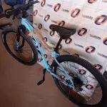 LOTE 200 - 01 BICICLETA ARO 29, COR AZUL CLARO COM PRETO, NANO 24V SKY TRAZ 24 MARCHAS COM SISTEMA CASSETE MICROSHIFT E FREIOS HIDRÁULICOS. QUADRO SKY EM ALUMÍNIO 6061 NANO; SUSPENSÃO HEILAND AHEADSET 100MM;ALAVANCA MICROSHIFT  3 X 8 VELOCIDADES; PEDIVELA SHIFT TECH 42/32/22; MOVIMENTO CENTRAL ROLAMENTADO; CÂMBIO DIANTEIRO MICROSHIFT 3V  7/8 X 3V 42/32/22 ;CAMBIO TRASEIRO MICROSHIFT 8V COM CAGE LONGO RDM26L;CASSETE MICROSHIFT 8 VELOCIDADES COM RELAÇÃO 11-34 DENTES; CORRENTE YBN INDEX 1/2 X 3/32 116L; CUBOS SHIFT TECH CASSETTE COM BLOCAGENS 36 FUROS; DISCOS 160MM;FREIO A DISCO ALHONGA LANCER PAVOLUTION; GUIDÃO HEILAND EM ALUMÍNIO 31.8MM; SUPORTE DE GUIDÃO HEILAND ALUMÍNIO 31.8MM; PNEUS SWALLOW 29 X 2.10; SELIM SKY MTB; CANOTE DE SELIM HEILAND 27.2MM; AROS DUPLOS WLK 29 36 FUROS; PEDAL PLATAFORMA HEILAND NYLON.(NOVA) (NO ESTADO)
