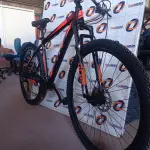 LOTE 100 - 01 BICICLETA ARO 29, COR LARANJADA COM PRETO, NANO 24V SKY TRAZ 24 MARCHAS COM SISTEMA CASSETE MICROSHIFT E FREIOS HIDRÁULICOS. QUADRO SKY EM ALUMÍNIO 6061 NANO; SUSPENSÃO HEILAND AHEADSET 100MM;ALAVANCA MICROSHIFT  3 X 8 VELOCIDADES; PEDIVELA SHIFT TECH 42/32/22; MOVIMENTO CENTRAL ROLAMENTADO; CÂMBIO DIANTEIRO MICROSHIFT 3V  7/8 X 3V 42/32/22 ;CAMBIO TRASEIRO MICROSHIFT 8V COM CAGE LONGO RDM26L;CASSETE MICROSHIFT 8 VELOCIDADES COM RELAÇÃO 11-34 DENTES; CORRENTE YBN INDEX 1/2 X 3/32 116L; CUBOS SHIFT TECH CASSETTE COM BLOCAGENS 36 FUROS; DISCOS 160MM;FREIO A DISCO ALHONGA LANCER PAVOLUTION; GUIDÃO HEILAND EM ALUMÍNIO 31.8MM; SUPORTE DE GUIDÃO HEILAND ALUMÍNIO 31.8MM; PNEUS SWALLOW 29 X 2.10; SELIM SKY MTB; CANOTE DE SELIM HEILAND 27.2MM; AROS DUPLOS WLK 29 36 FUROS; PEDAL PLATAFORMA HEILAND NYLON.(NOVA) (NO ESTADO)