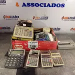 LOTE 146 - 01 LOTE COM VÁRIAS BOBINAS DE PAPEL E CALCULADORAS MARCAS E MODELOS DIVERSOS. (NO ESTADO, LEILÃO NÃO TEM GARANTIA E NEM DEVOLUÇÃO, SUJEITO A POSSÍVEIS AVARIAS VISÍVEIS/OCULTAS E/OU AUSÊNCIA DE COMPONENTES).