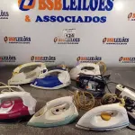 LOTE 124 - 08 FERROS DE PASSAR ROUPAS MARCAS E MODELOS DIVERSOS. (NO ESTADO, LEILÃO NÃO TEM GARANTIA E NEM DEVOLUÇÃO, SUJEITO A POSSÍVEIS AVARIAS VISÍVEIS/OCULTAS E/OU AUSÊNCIA DE COMPONENTES).