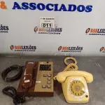 LOTE 011 - 02 APARELHOS DE TELEFONE ANTIGOS. (NO ESTADO, LEILÃO NÃO TEM GARANTIA E NEM DEVOLUÇÃO, SUJEITO A POSSÍVEIS AVARIAS VISÍVEIS/OCULTAS E/OU AUSÊNCIA DE COMPONENTES).