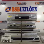 LOTE 164 - 01 VIDEOCASSETE E 05 APARELHOS DE DVD MARCAS E MODELOS DIVERSOS. (NO ESTADO, LEILÃO NÃO TEM GARANTIA E NEM DEVOLUÇÃO, SUJEITO A POSSÍVEIS AVARIAS VISÍVEIS/OCULTAS E/OU AUSÊNCIA DE COMPONENTES).