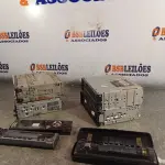 LOTE 132 - 04 APARELHOS DE SOM AUTOMOTIVO E 03 ALTO-FALANTES MARCAS E MODELOS DIVERSOS. (NO ESTADO, LEILÃO NÃO TEM GARANTIA E NEM DEVOLUÇÃO, SUJEITO A POSSÍVEIS AVARIAS VISÍVEIS/OCULTAS E/OU AUSÊNCIA DE COMPONENTES).