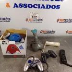 LOTE 127 - 01 IBOO E VÁRIOS CONTROLES DE VIDEOGAME MARCAS E MODELOS DIVERSOS. (NO ESTADO, LEILÃO NÃO TEM GARANTIA E NEM DEVOLUÇÃO, SUJEITO A POSSÍVEIS AVARIAS VISÍVEIS/OCULTAS E/OU AUSÊNCIA DE COMPONENTES).
