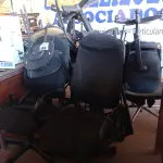 LOTE 088 - 01 LOTE COM GRANDE QUANTIDADE DE CADEIRAS DE ESCRITÓRIO MARCAS E MODELOS DIVERSOS PARA RETIRADA DE PEÇAS. (NO ESTADO, LEILÃO NÃO TEM GARANTIA E NEM DEVOLUÇÃO, SUJEITO A POSSÍVEIS AVARIAS VISÍVEIS/OCULTAS E/OU AUSÊNCIA DE COMPONENTES).