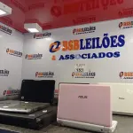 LOTE 153 - 01 MESA PARA NOTEBOOK E 04 NETBOOK’S MARCAS E MODELOS DIVERSOS. (NO ESTADO, LEILÃO NÃO TEM GARANTIA E NEM DEVOLUÇÃO, SUJEITO A POSSÍVEIS AVARIAS VISÍVEIS/OCULTAS E/OU AUSÊNCIA DE COMPONENTES).
