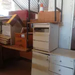 LOTE 414 - 01 LOTE COM VÁRIAS MESAS E PEÇAS DE MOVEIS EM MADEIRA DESMONTADOS. (NO ESTADO, LEILÃO NÃO TEM GARANTIA E NEM DEVOLUÇÃO, SUJEITO A POSSÍVEIS AVARIAS VISÍVEIS/OCULTAS E/OU AUSÊNCIA DE COMPONENTES).