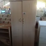 LOTE 369 - 01 ARMÁRIO ALTO COM 02 PRATELEIRAS E 01 MESINHA EM MADEIRA. (NO ESTADO, LEILÃO NÃO TEM GARANTIA E NEM DEVOLUÇÃO, SUJEITO A POSSÍVEIS AVARIAS VISÍVEIS/OCULTAS E/OU AUSÊNCIA DE COMPONENTES).