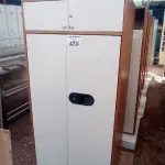 LOTE 473 - 01 ARMÁRIO EM MADEIRA COM 02 PORTAS E 04 PRATELEIRAS. (NO ESTADO, LEILÃO NÃO TEM GARANTIA E NEM DEVOLUÇÃO, SUJEITO A POSSÍVEIS AVARIAS VISÍVEIS/OCULTAS E/OU AUSÊNCIA DE COMPONENTES).