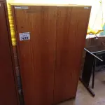 LOTE 429 - 01 ARMÁRIO EM MADEIRA COM 02 PORTAS E 03 PRATELEIRAS. (NO ESTADO, LEILÃO NÃO TEM GARANTIA E NEM DEVOLUÇÃO, SUJEITO A POSSÍVEIS AVARIAS VISÍVEIS/OCULTAS E/OU AUSÊNCIA DE COMPONENTES).