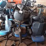 LOTE 385 - 01 LOTE COM GRANDE QUANTIDADE DE CADEIRAS DE ESCRITÓRIO MARCAS E MODELOS DIVERSOS. (NO ESTADO, LEILÃO NÃO TEM GARANTIA E NEM DEVOLUÇÃO, SUJEITO A POSSÍVEIS AVARIAS VISÍVEIS/OCULTAS E/OU AUSÊNCIA DE COMPONENTES).