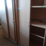 LOTE 421 - 02 ARMÁRIOS EM MADEIRA COM PORTAS DE CORRER. (NO ESTADO, LEILÃO NÃO TEM GARANTIA E NEM DEVOLUÇÃO, SUJEITO A POSSÍVEIS AVARIAS VISÍVEIS/OCULTAS E/OU AUSÊNCIA DE COMPONENTES).
