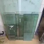 LOTE 004 - VIDROS DIVERSOS. (NO ESTADO, NÃO SABEMOS SE FUNCIONA. LEILÃO NÃO TEM GARANTIA E NEM DEVOLUÇÃO).