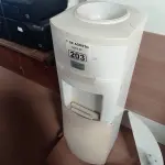 LOTE 203 - 01 BEBEDOURO PARA GARRAFÃO MARCA ESMALTEC 220V. (NO ESTADO, LEILÃO NÃO TEM GARANTIA E NEM DEVOLUÇÃO, SUJEITO A POSSÍVEIS AVARIAS VISÍVEIS/OCULTAS E/OU AUSÊNCIA DE COMPONENTES).